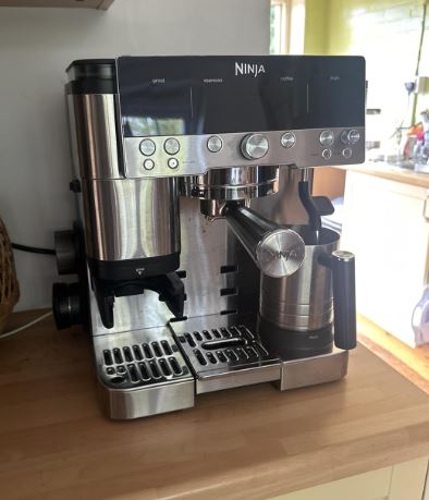 Ninja Luxe Premier 3-in-1 Coffee Machine Latte Cappuccino Cold Brew And Espresso Maker With Built in Bean Grinder And Milk Frother Easy to Use 4 Automated Froth Presets Silver ES601UK